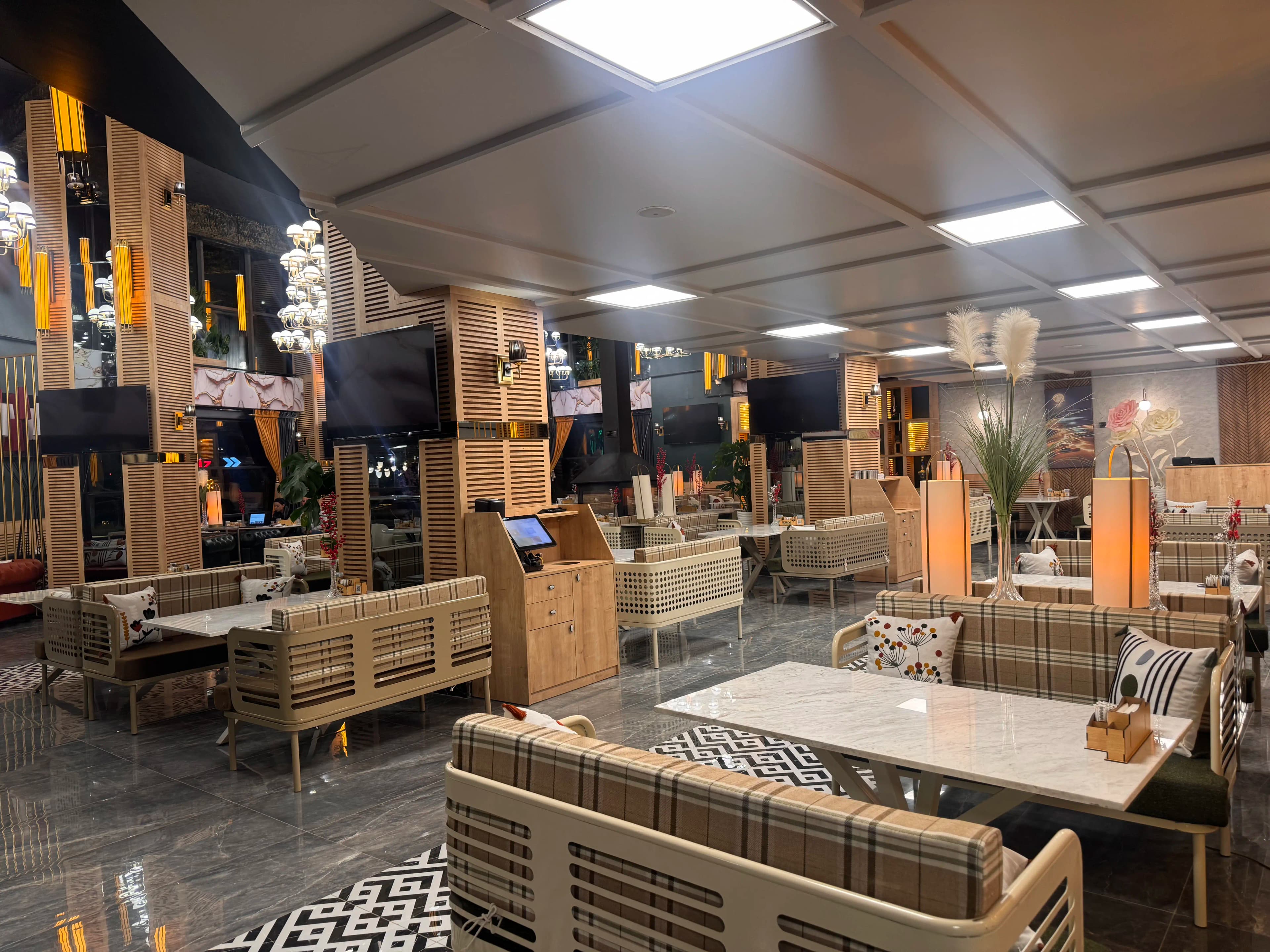 Balkon Cafe ortamı 1